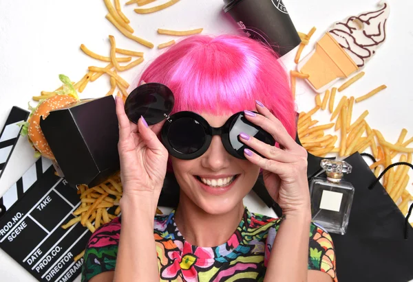 Femme de mode avec cheveux roses et lunettes de soleil burger sandwich fren — Photo