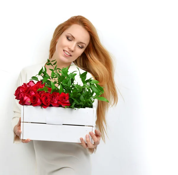 Красива модна жінка сидить з букетом троянд в прищіпці — стокове фото