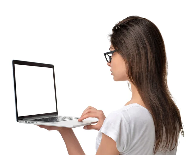Donna d'affari con notebook portatile popolare moderno sottile e leggero — Foto Stock