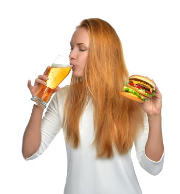 lager bira kupa ve burger sandviç hamburger elinde olan kadın