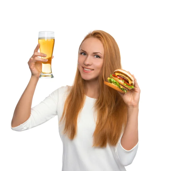 Felice giovane donna con birra lager tazza e hamburger panino hambur — Foto Stock