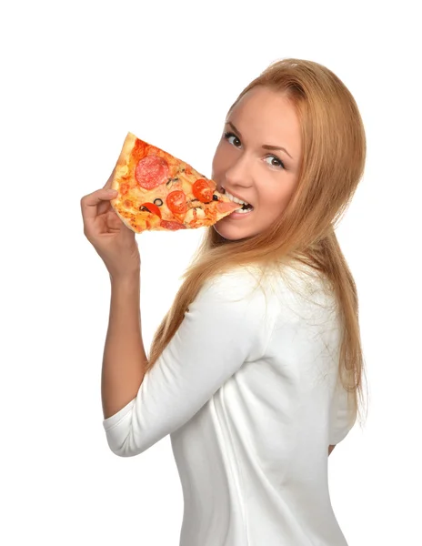 Счастливая женщина наслаждается кусочком пиццы с помидорами — стоковое фото