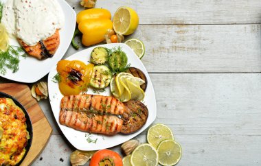 Izgara Somon Balık fileto biftekle barbekü sebze etli börek bir