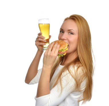 Mutlu genç kadın lager bira kupa ve burger sandviç hamburger ile