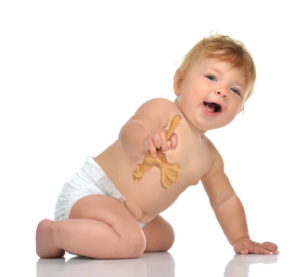 Bebé bebé niña en pañal arrastrándose feliz mirando la c —  Fotos de Stock