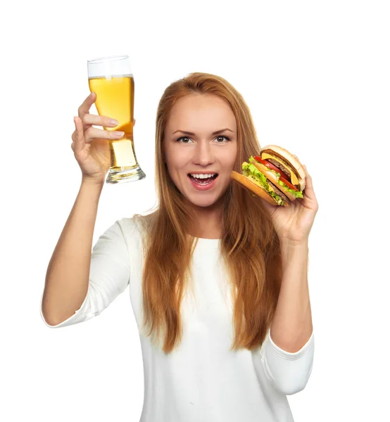 Boldog, fiatal nő, lager sör bögre és hamburger szendvics hambur — Stock Fotó