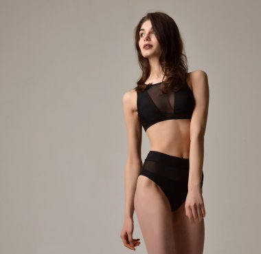 Seksi genç güzel kadın siyah modern bikini underwe poz