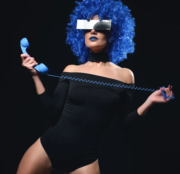 파란 머리가 발 입술과에 전화 아름 다운 여자의 초상화 — 스톡 사진