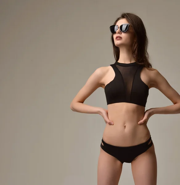 섹시 한 젊은 아름 다운 여자 블랙 현대 비키니 underwe 포즈 — 스톡 사진