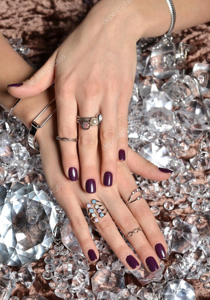 紫パターンと女性の手の爪を磨くし 銀のスタッキング ストック写真 C Dml5050 紫パターンと女性の手の爪を磨くし 銀のスタッキング ストック写真 C Dml5050