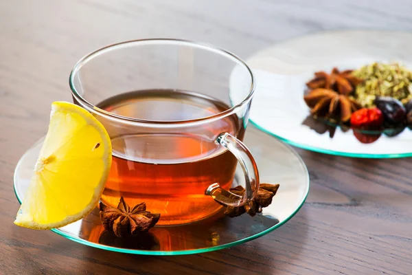 Tasse heißen Tee mit Zitrone. — Stockfoto