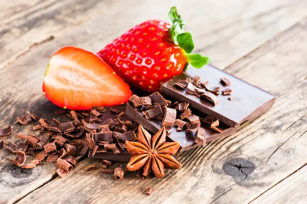 Mogna jordgubbar och mörk choklad, kryddor. — Stockfoto