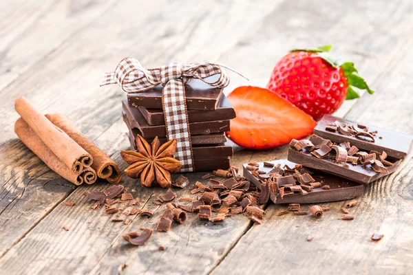 Mogna jordgubbar och mörk choklad, kryddor. — Stockfoto