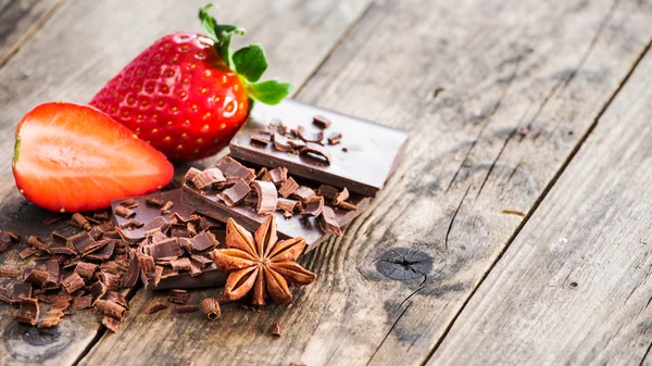 Fresas maduras y chocolate negro, especias . —  Fotos de Stock