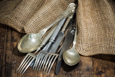 Çatal bıçak takımı rustik tarzı ile eski ahşap masa.