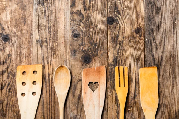 Velho utensílios de cozinha, mesa de madeira . — Fotografia de Stock