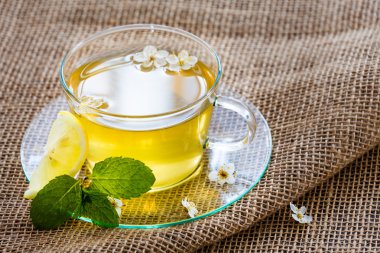 Cam çay fincan nane yaprakları.