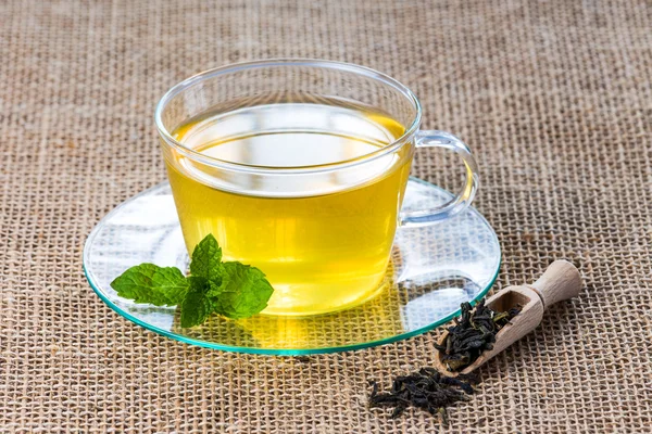 Tasse à thé en verre feuilles de menthe . — Photo
