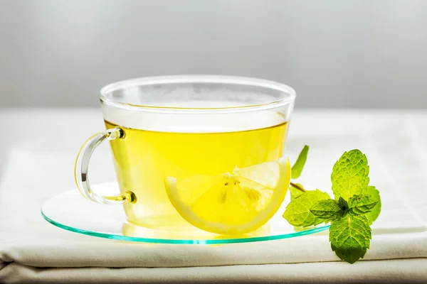 Tasse à thé en verre feuilles de menthe . — Photo