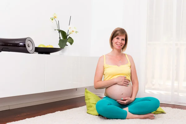 Mujer rubia embarazada en su casa . — Foto de Stock