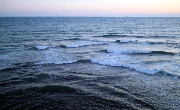 Beautiful big sea waves with foam in the black sea — Stock Photo, Image