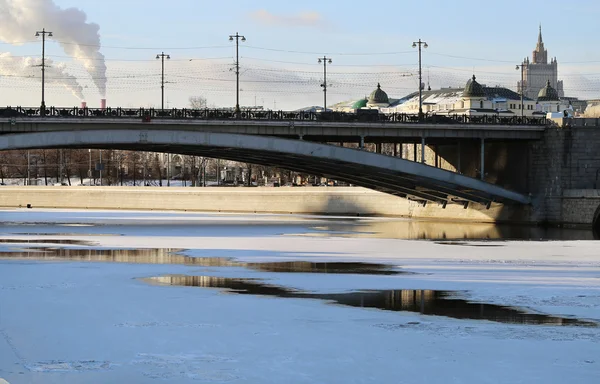 Ghiaccio galleggiante sul fiume in inverno — Foto Stock