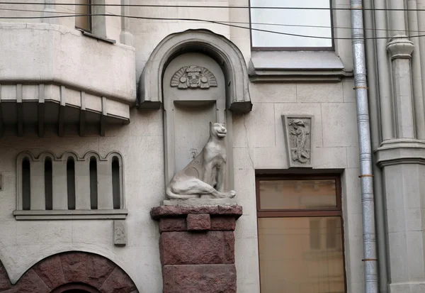 Escultura de un gato en un edificio histórico — Foto de Stock