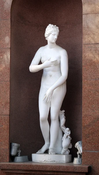 Statue of a naked girl on a historic — Stock Photo, Image