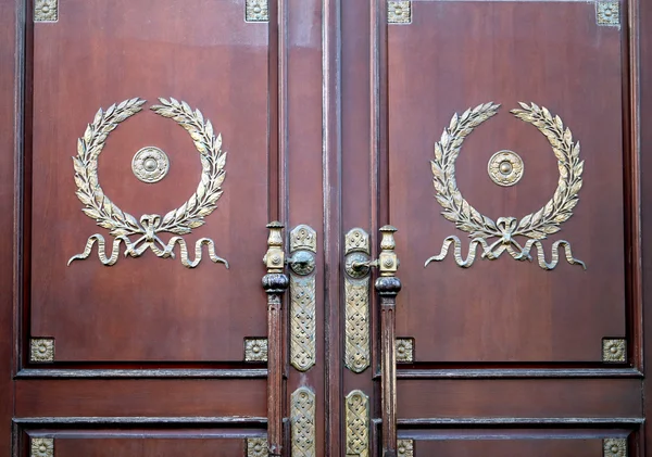 मॉस्को में एक इमारत पर पुराना दरवाजा — स्टॉक फ़ोटो, इमेज