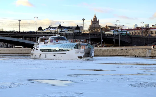 Bateau à moteur sur la rivière Moscou — Photo