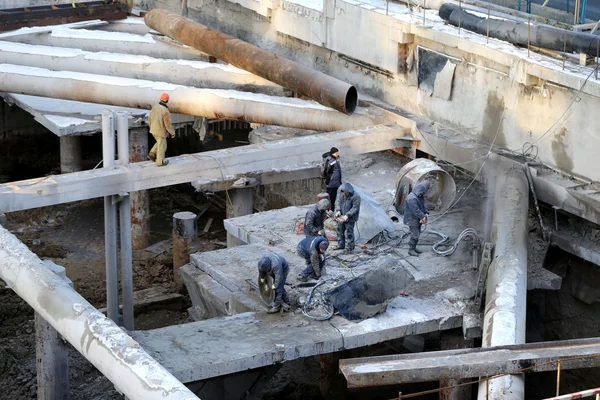 Рабочие на строительной площадке — стоковое фото