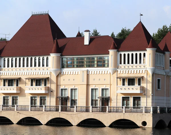 Casa cerca del agua — Foto de Stock