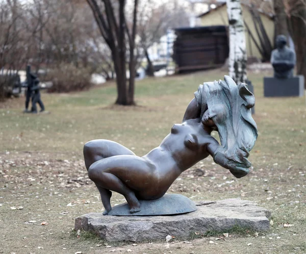 Estátua de uma menina de pé no parque — Fotografia de Stock