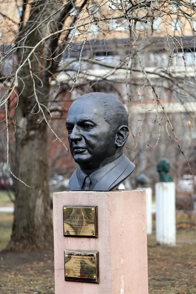 Bust of a man in the park — Stockfoto