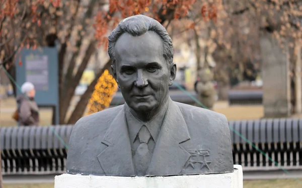 Busto de um homem no parque — Fotografia de Stock