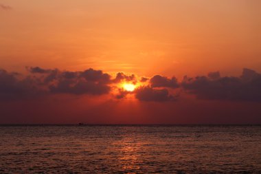 Denizde gün batımı 