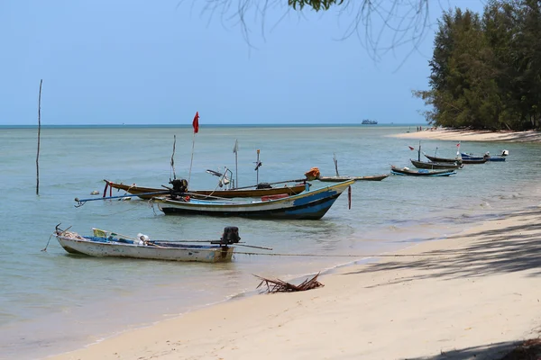 Тайская лодка на берегу моря — стоковое фото