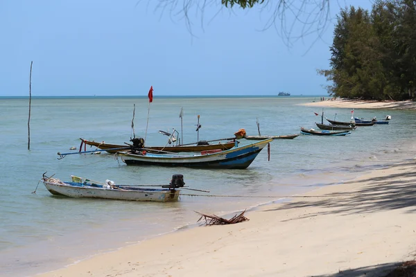 Barca thailandese sulla riva del mare — Foto Stock