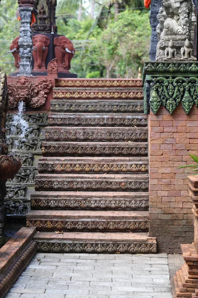 O telhado de um templo budista — Fotografia de Stock