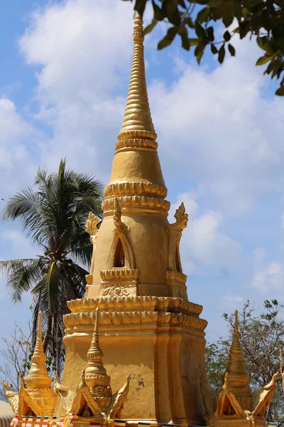 O telhado de um templo budista — Fotografia de Stock