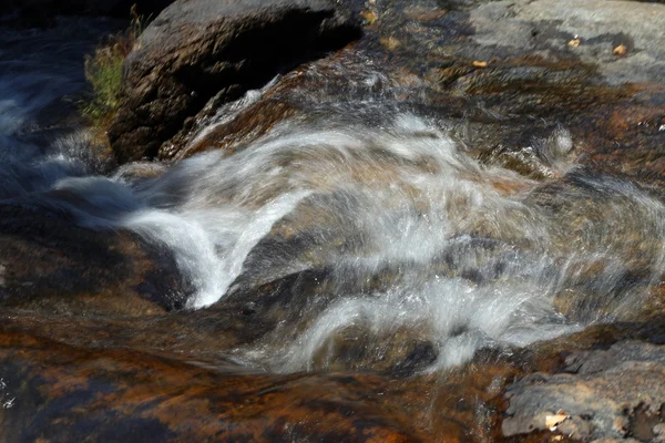 El agua en el arroyo — Foto de Stock