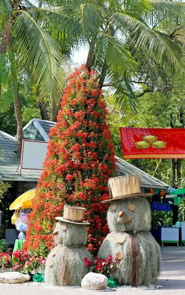 Blomma träd och snögubbe — Stockfoto