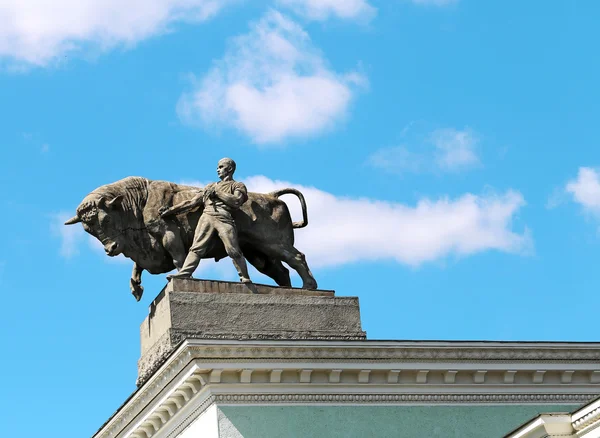 The man with the bull monument — Stock Photo, Image