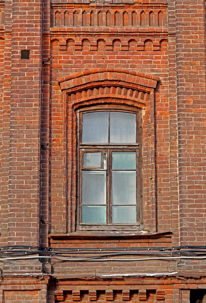 Oude venster in een gebouw — Stockfoto