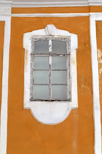 Старое окно в здании — стоковое фото