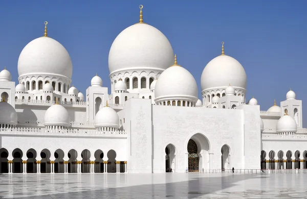 ABU DHABI,UAE - MARCH 14,2012:Zayed mosque in the Emirates. — Stock Photo, Image