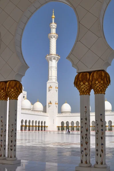 ABU DHABI, UAE - MARCH 14,2012: Zayed mosque in the Emirates . – stockfoto