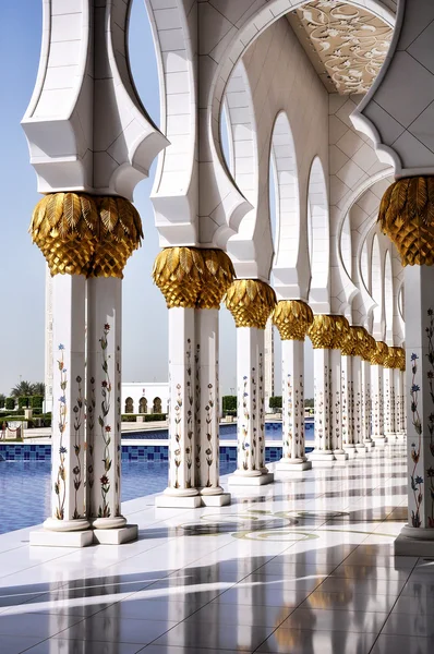 Abu Dhabi, Förenade Arabemiraten - 14 mars, 2012:Zayed moskén i Förenade Arabemiraten. — Stockfoto