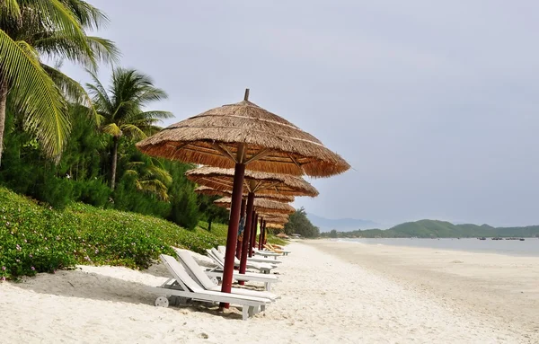 Doc let Strand in Vietnam mit Sonnenschirmen und Liegen — Stockfoto