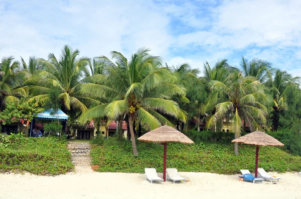 Doc laat strand in Vietnam met parasols en ligbedden — Stockfoto